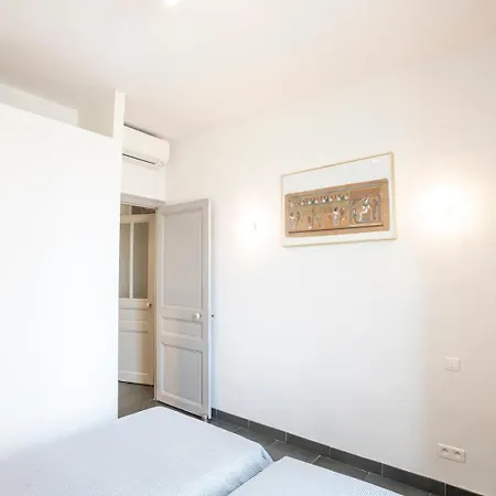 Apartment Bright And Modern 2 Bedroom In The Heart Of Antibes! Antibes