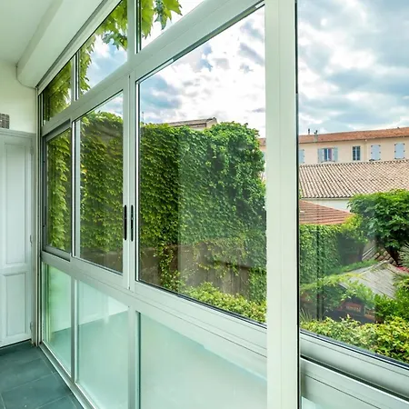 Bright And Modern 2 Bedroom In The Heart Of Antibes! *
