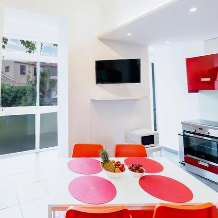 아파트 Bright And Modern 2 Bedroom In The Heart Of Antibes!