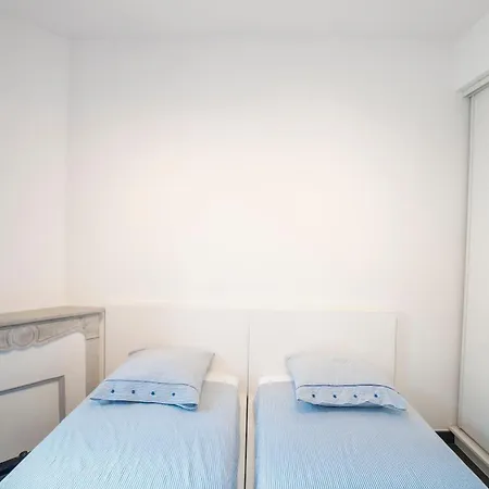 Bright And Modern 2 Bedroom In The Heart Of Antibes! *